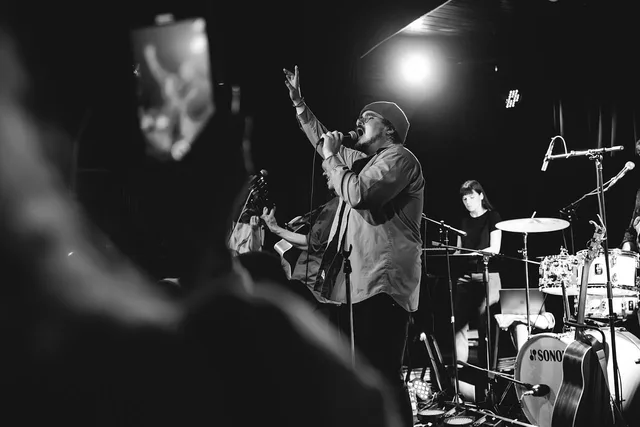concert, stage, band, singer, drums, guitar, microphone, black and white, live performance, crowd, musicians, musical, lighting, culture, artist, club, audience, emotions, energy, entertainment. How to grow a livestream audience by separating reach from relationship