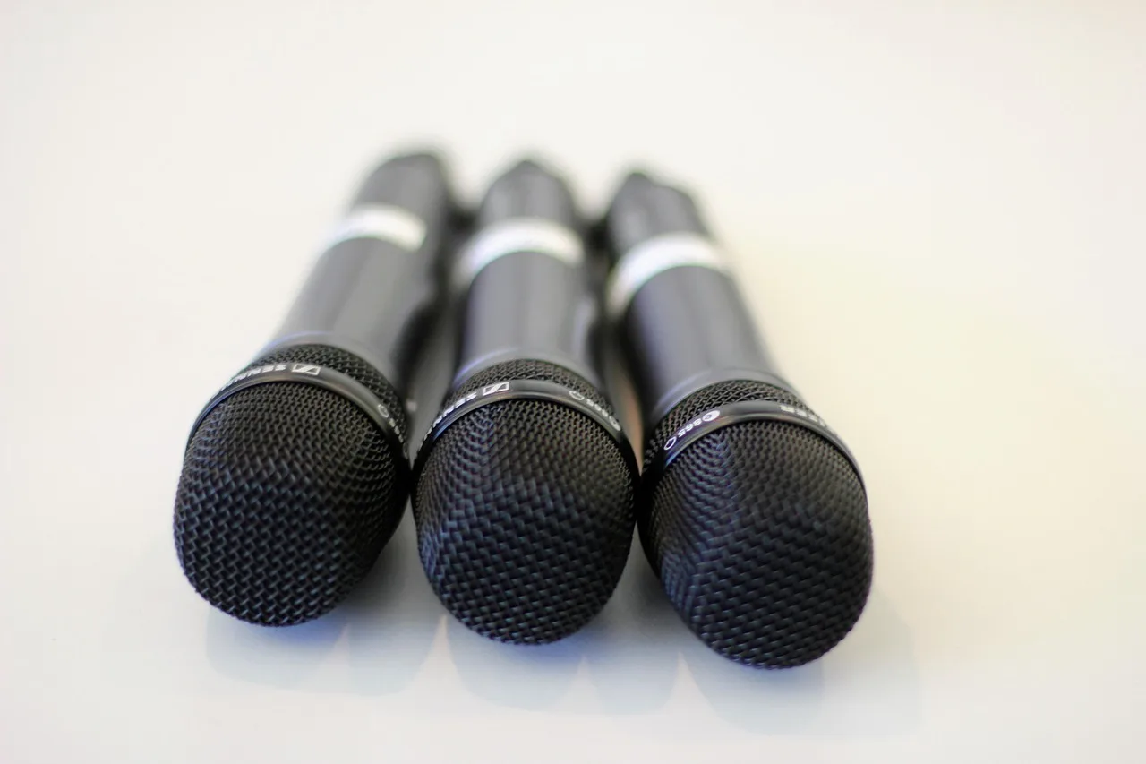 microphone, reinforcement, amplifier, singing, vocal microphone, reinforcement, reinforcement, reinforcement, amplifier, amplifier, amplifier, amplifier, amplifier, singing. Straight talk on livestream creator production toolkit
